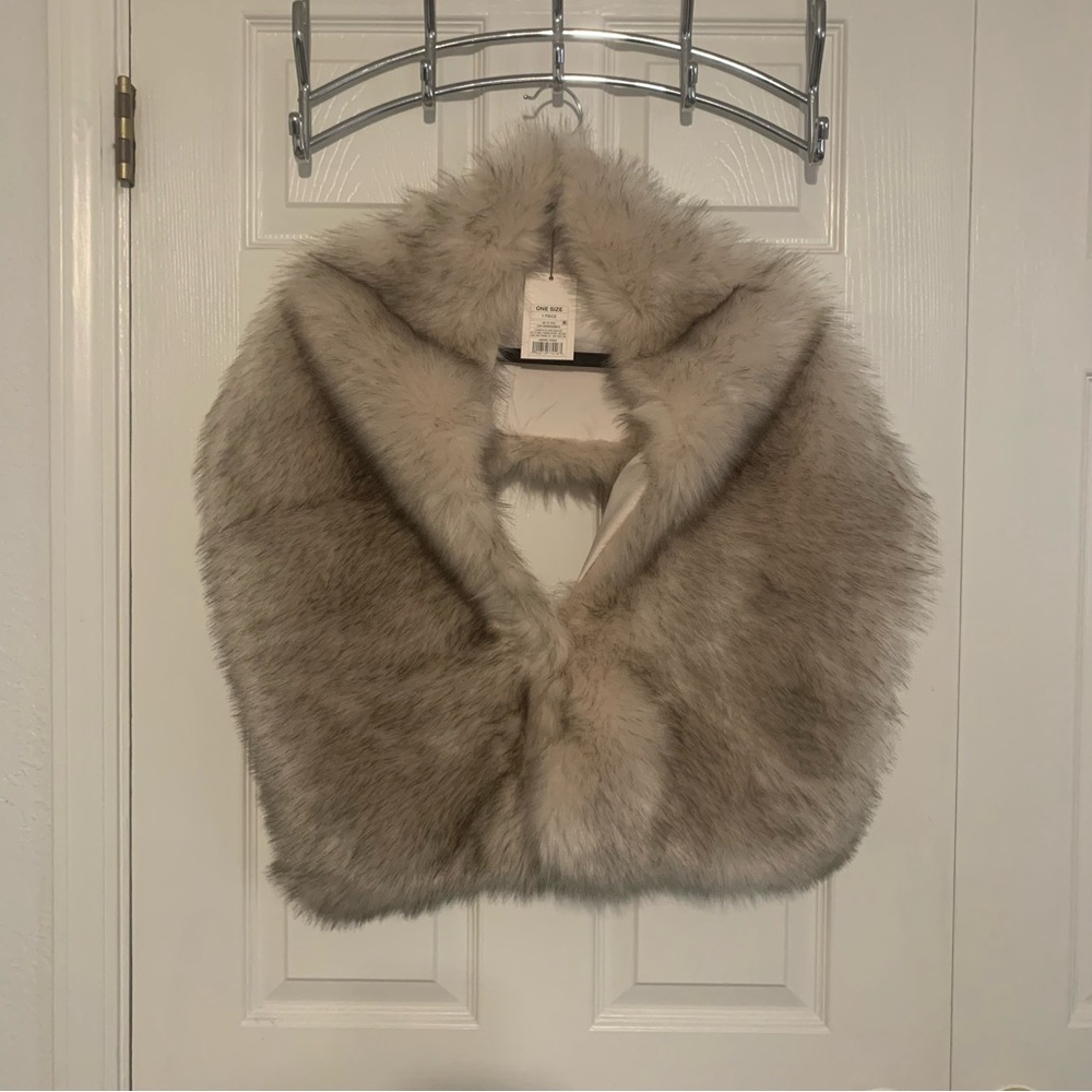 Beautiful NWT faux fur stole!